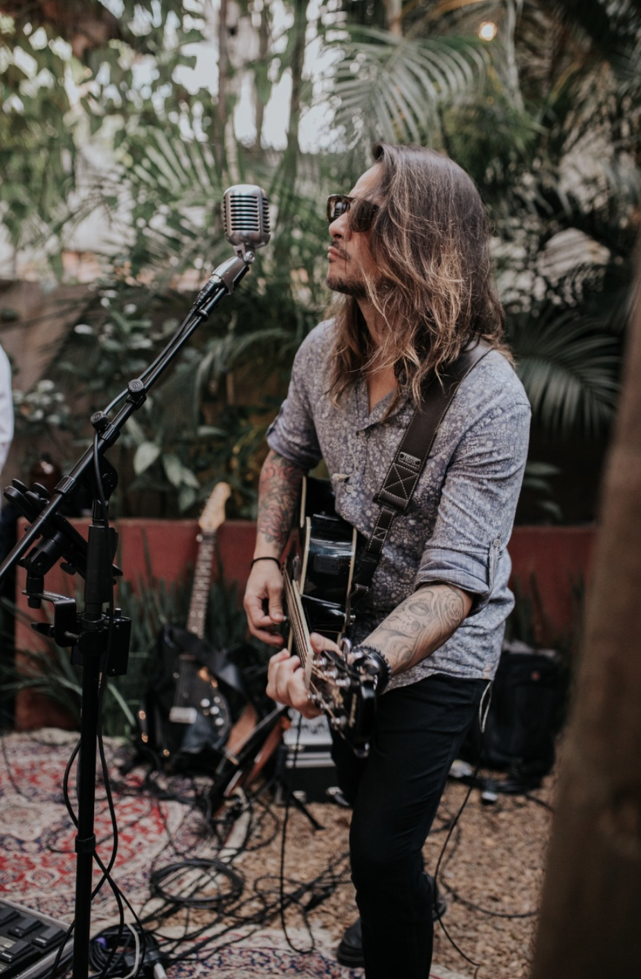 Daniel Marx cantando e tocando guitarra